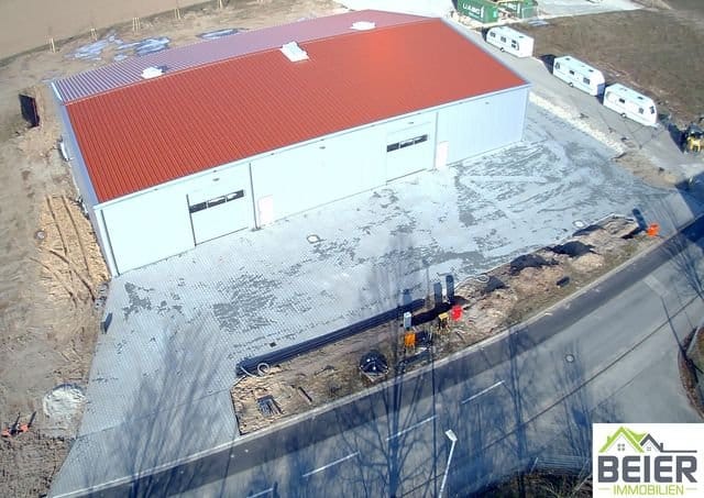 Neue Lagerhalle mit großer Deckenhöhe im Industriegebiet Dietenhofens - Luftbild
