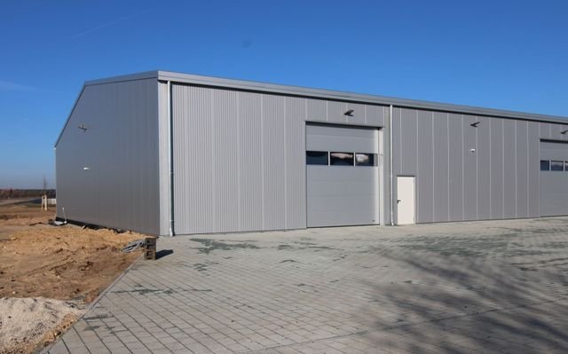 Neue Lagerhalle mit großer Deckenhöhe im Industriegebiet Dietenhofens - Außenansicht