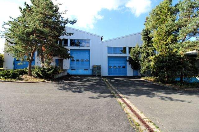 Zwei verbundene Lagerhallen mit Hochregalen und Laderampe - Außenansicht