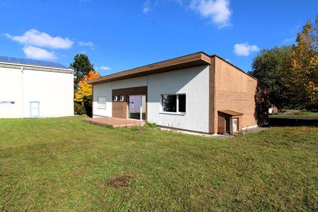 Zwei verbundene Lagerhallen mit Hochregalen und Laderampe - Büro