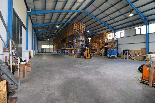 Zwei verbundene Lagerhallen mit Hochregalen und Laderampe - Halle 2