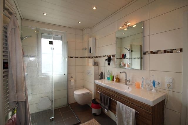 Einfamilienhaus mit Garten in zentrumsnaher Lage - Badezimmer