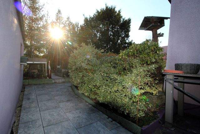 Mehr Zuhause geht nicht - großzügiges Wohnen mit Garten, Balkon und großem Dachstudio - Weg in den Garten