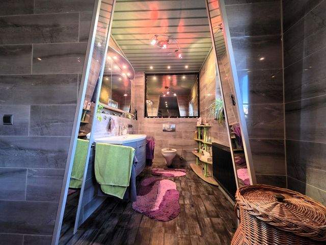 Mehr Zuhause geht nicht - großzügiges Wohnen mit Garten, Balkon und großem Dachstudio - Bad