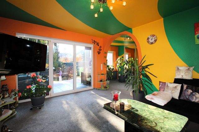 Mehr Zuhause geht nicht - großzügiges Wohnen mit Garten, Balkon und großem Dachstudio - Wohnzimmer