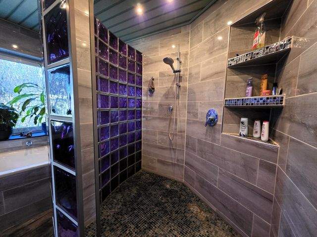 Mehr Zuhause geht nicht - großzügiges Wohnen mit Garten, Balkon und großem Dachstudio - Dusche