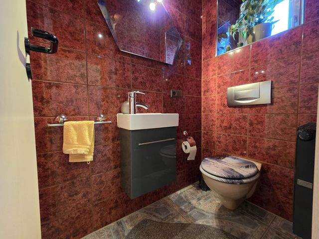 Mehr Zuhause geht nicht - großzügiges Wohnen mit Garten, Balkon und großem Dachstudio - WC EG