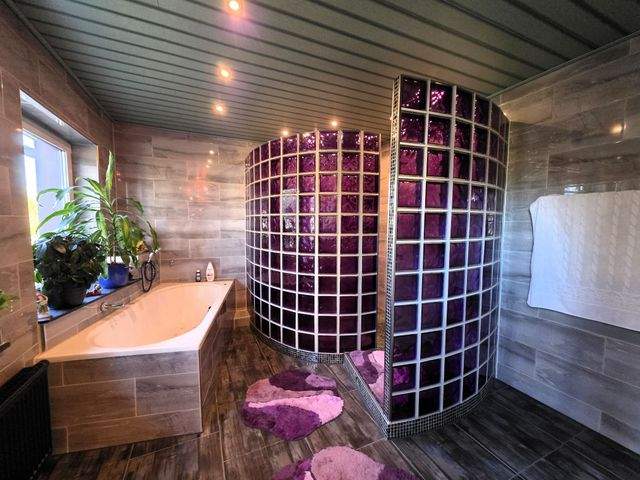 Mehr Zuhause geht nicht - großzügiges Wohnen mit Garten, Balkon und großem Dachstudio - Bad