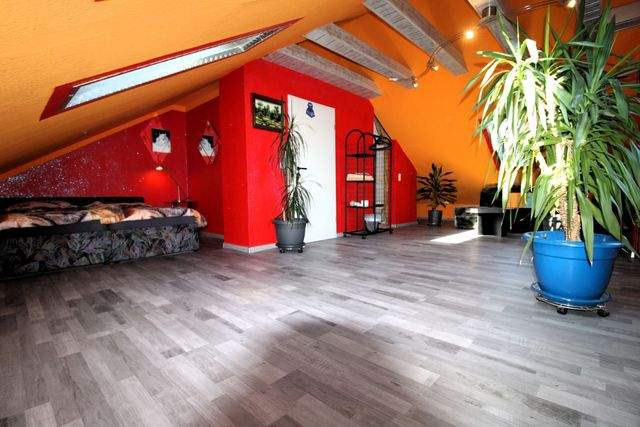 Mehr Zuhause geht nicht - großzügiges Wohnen mit Garten, Balkon und großem Dachstudio - Studio DG