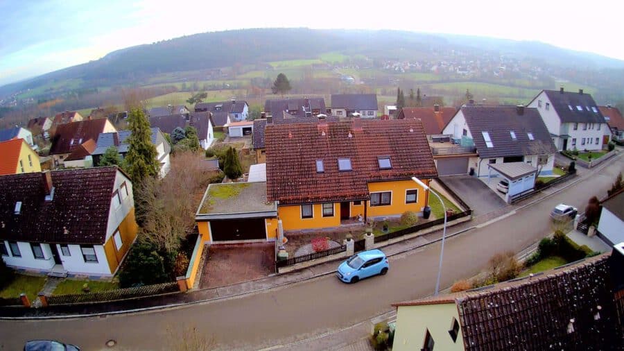 Solide Immobilie im fränkischen Seenland - Alleinnutzung oder als Mehrfamilienhaus - Luftbild Vorgarten