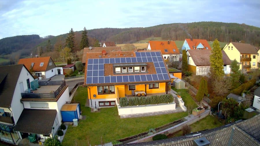 Solide Immobilie im fränkischen Seenland - Alleinnutzung oder als Mehrfamilienhaus - Luftbild Garten