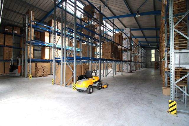 Zwei verbundene Lagerhallen mit Hochregalen und Laderampe - Halle 3