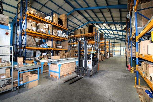 Zwei verbundene Lagerhallen mit Hochregalen und Laderampe - Halle 1