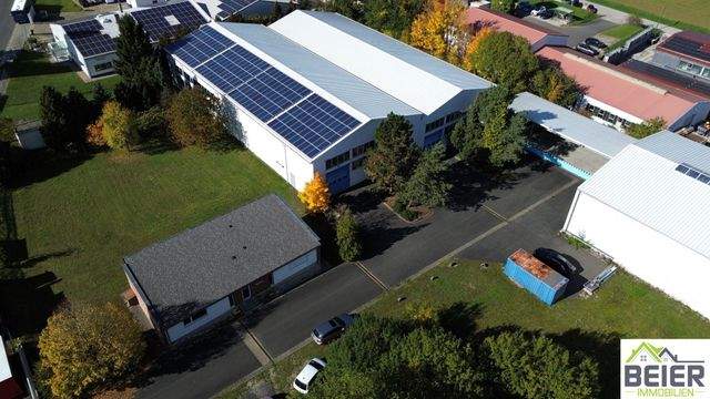 Zwei verbundene Lagerhallen mit Hochregalen und Laderampe - Luftbild