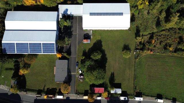 Zwei verbundene Lagerhallen mit Hochregalen und Laderampe - Luftbild