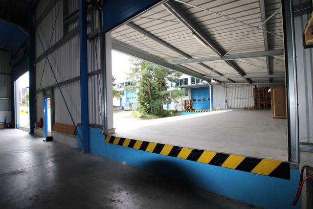 Zwei verbundene Lagerhallen mit Hochregalen und Laderampe - Halle 3