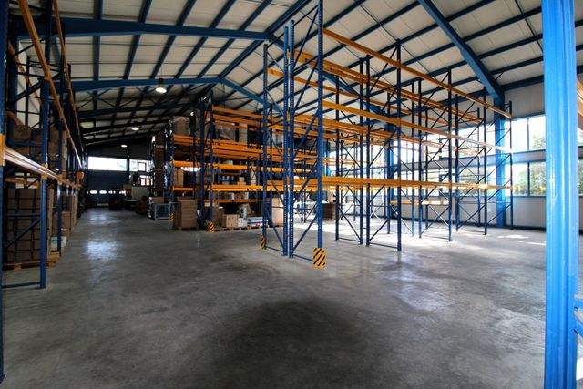 Zwei verbundene Lagerhallen mit Hochregalen und Laderampe - Halle 1