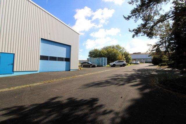 Zwei verbundene Lagerhallen mit Hochregalen und Laderampe - Hof