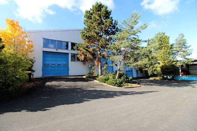 Zwei verbundene Lagerhallen mit Hochregalen und Laderampe - Außenansicht