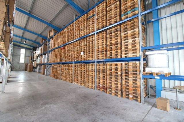 Zwei verbundene Lagerhallen mit Hochregalen und Laderampe - Halle 3