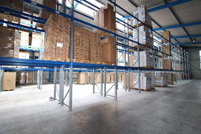 Zwei verbundene Lagerhallen mit Hochregalen und Laderampe - Halle 3