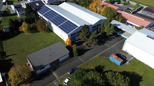 Zwei verbundene Lagerhallen mit Hochregalen und Laderampe - Luftbild