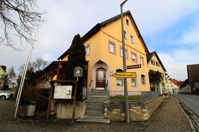 Großzügiges Mehrfamilienhaus mit Gewerbeeinheit in zentraler Lage - Außenansicht