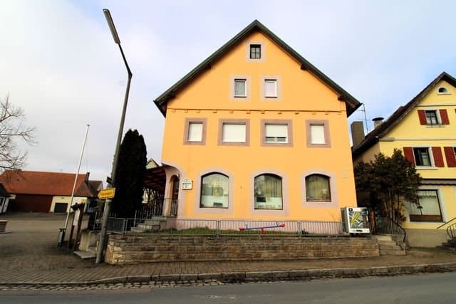 Großzügiges Mehrfamilienhaus mit Gewerbeeinheit in zentraler Lage - Außanansicht