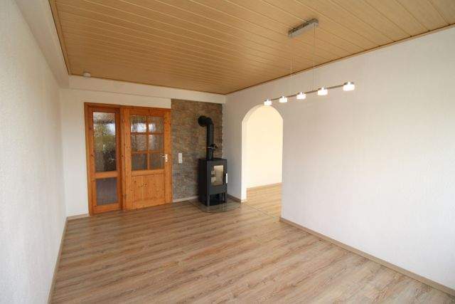 Ruhiges Wohnen im Grünen - lichtdurchflutete Wohnung mit Terrasse, Garage & Carport - Esszimmer