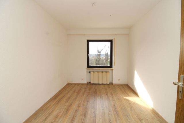 Ruhiges Wohnen im Grünen - lichtdurchflutete Wohnung mit Terrasse, Garage & Carport - Kinder-/Arbeitszimmer