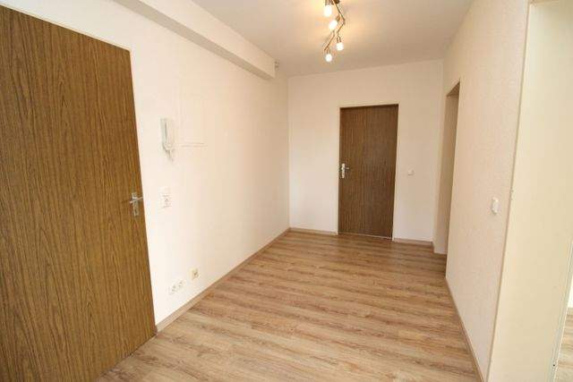 Ruhiges Wohnen im Grünen - lichtdurchflutete Wohnung mit Terrasse, Garage & Carport - Flur