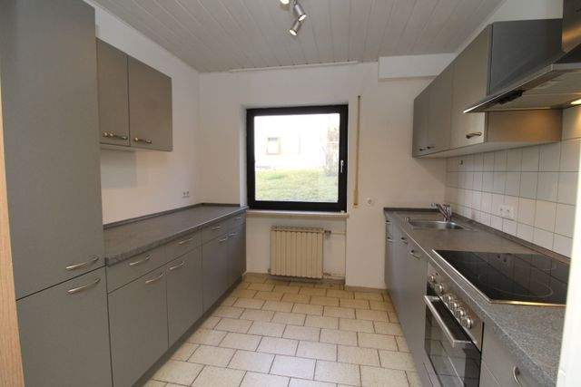 Ruhiges Wohnen im Grünen - lichtdurchflutete Wohnung mit Terrasse, Garage & Carport - Küche