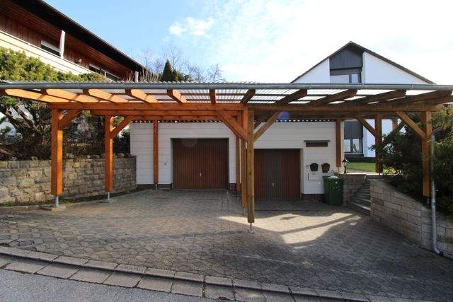 Ruhiges Wohnen im Grünen - lichtdurchflutete Wohnung mit Terrasse, Garage & Carport - Garage/Carport