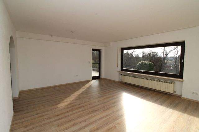 Ruhiges Wohnen im Grünen - lichtdurchflutete Wohnung mit Terrasse, Garage & Carport - Wohnzimmer