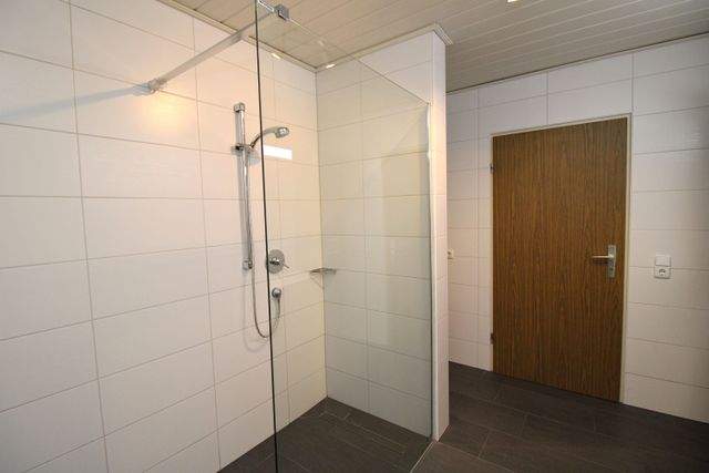 Ruhiges Wohnen im Grünen - lichtdurchflutete Wohnung mit Terrasse, Garage & Carport - Badezimmer