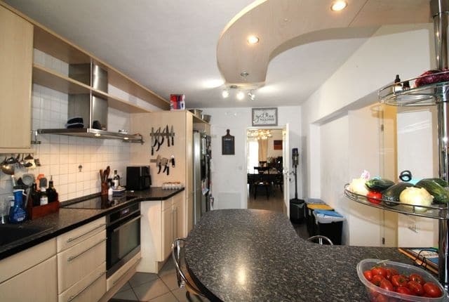 Repräsentatives Wohnen mit vielseitigen Nutzungsmöglichkeiten - Küche