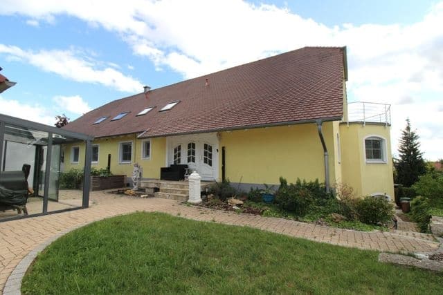 Repräsentatives Wohnen mit vielseitigen Nutzungsmöglichkeiten - Eingang Haupthaus