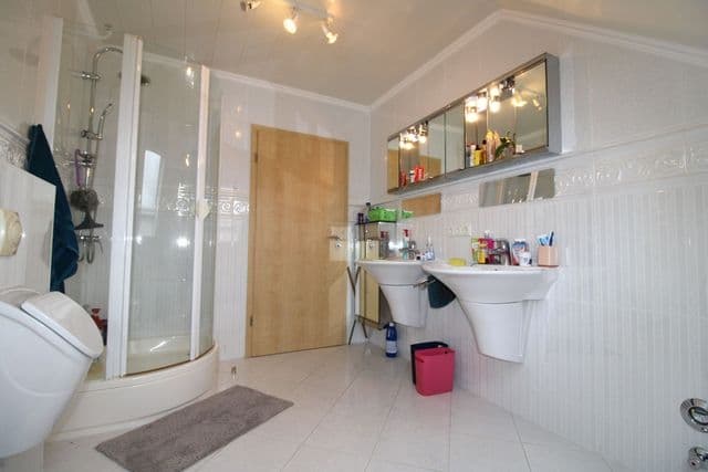 Repräsentatives Wohnen mit vielseitigen Nutzungsmöglichkeiten - Kinderbad