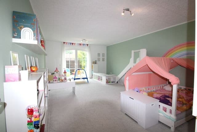 Repräsentatives Wohnen mit vielseitigen Nutzungsmöglichkeiten - Kinderzimmer Einliegerwohnung