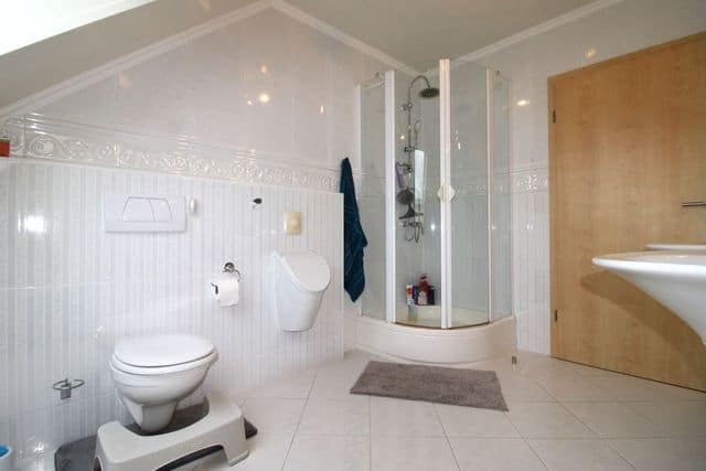 Repräsentatives Wohnen mit vielseitigen Nutzungsmöglichkeiten - Kinderbad