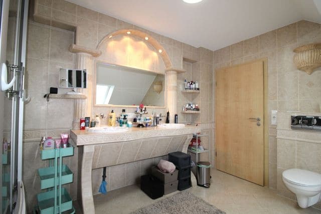 Repräsentatives Wohnen mit vielseitigen Nutzungsmöglichkeiten - Masterbad